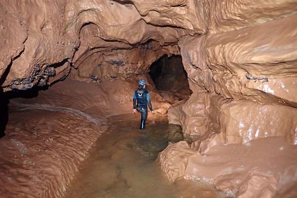 Dans le sous-sol du Larzac, des spéléologues aguerris ont constaté un niveau d'eau exceptionnellement bas dans le réseau souterrain Bise-Ouragan.