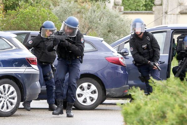 Simulation d'ntervention des hommes du GIGN d'Orange, à l'occasion des 10 ans d'existence de l'antenne