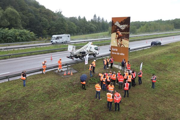 Le premier panneau a été posé à Parcey (Jura) lundi 23 septembre 2024.