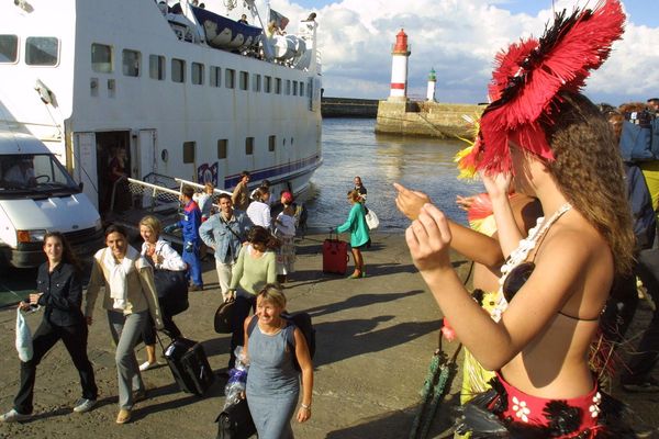  Les voyageurs en provenance du continent sont accueillis à Port Tudy