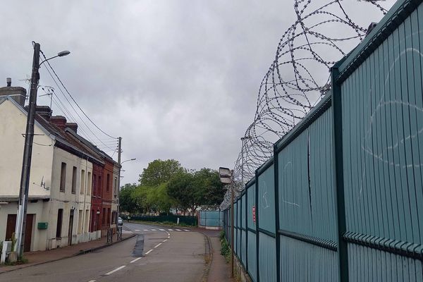 A Petit-Quevilly, les façades de maisons face à l'usine Lubrizol