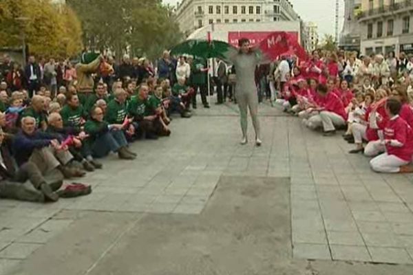 Un flashmob contre l'adoption par des couples homosexuels - Place de la République (Lyon 2e) 23/10/12 