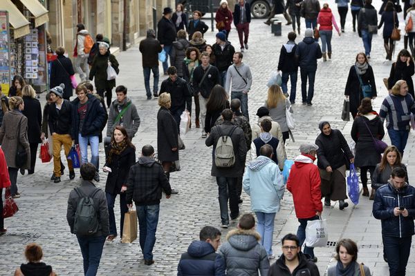 Passants rue D'Estrées à Rennes.