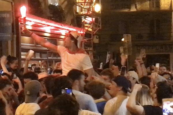 La liesse des supporters toulousains dans les rue de Paris après le titre de champion de France