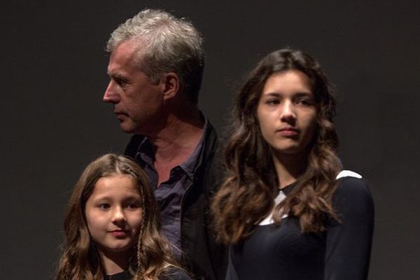 Les deux actrices et le réalisateur. 