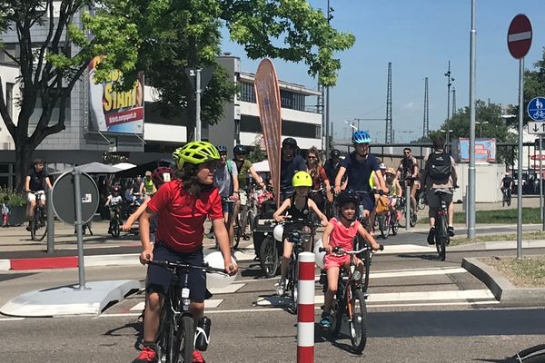 Plusieurs dizaines de parents et d'enfants ont pris la direction de Strasbourg, ville mieux équipées en infrastructures sécurisées pour les cyclistes selon eux.