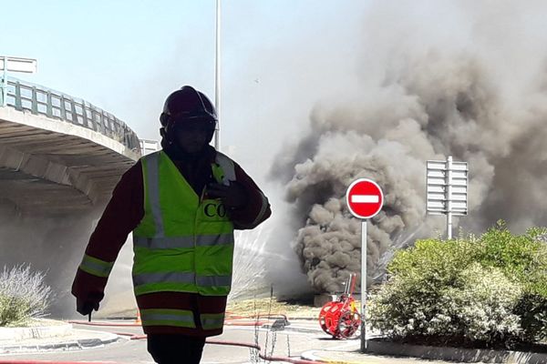 Les marins-pompiers sont sur place pour tenter d'éteindre l'incendie.