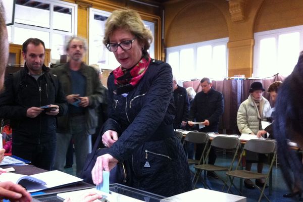 Geneviève Fioraso a voté peu après 10 heures à Grenoble. 