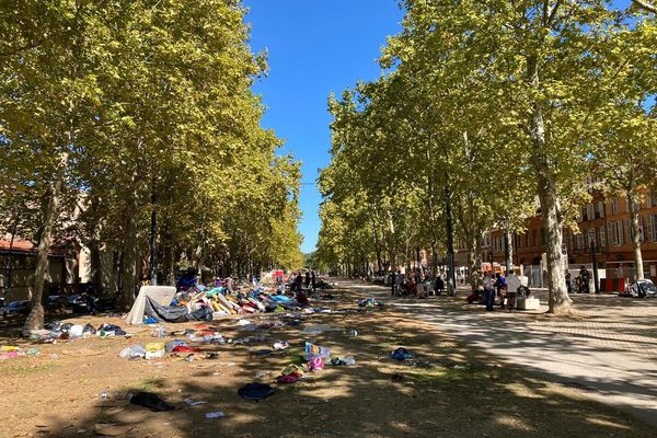 141 jeunes migrants campent depuis plusieurs semaines le long des allées Jules Guesde au centre-ville de Toulouse.