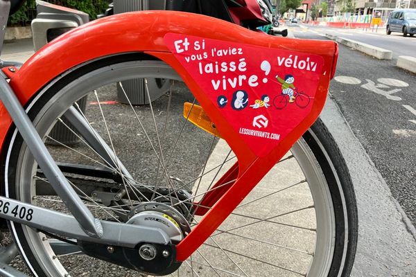 A Lyon après Paris, des stickers anti-avortement posés illégalement de nuit sur des vélos en libre-service
