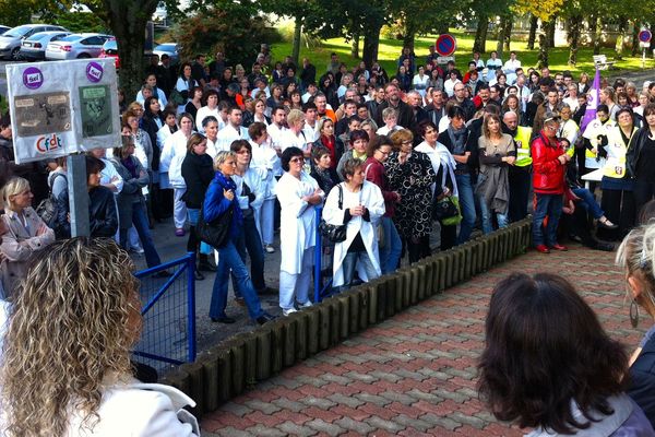 Manifestation des personnels hospitaliers de Laval mobilisés contre la suppression de 32 postes CDD.