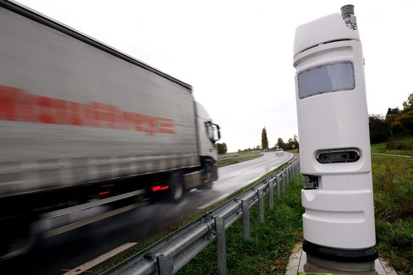 C'est le transformateur alimentant une borne écotaxe comme celle-ci qui a été incendié.