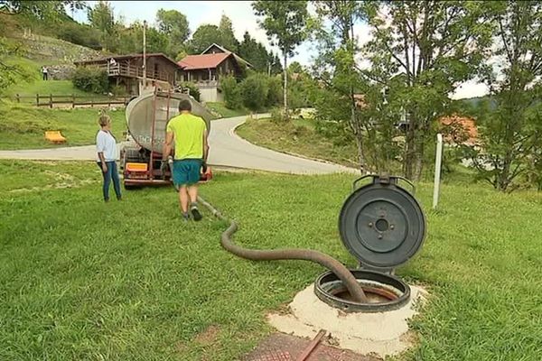 Une livraison d'eau potable aux Alliés une commune du Doubs. 