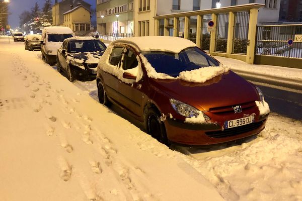 Une couche de neige recouvre la ville de Mâcon en Saône-et-Loire