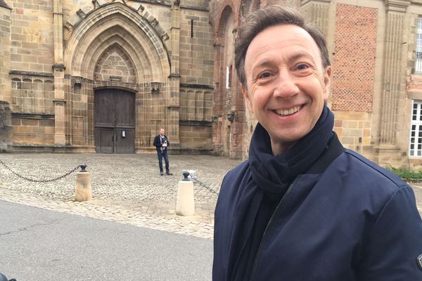 Stéphane Bern en tournage à Souvigny dans l'Allier pour Le Village préféré des Français