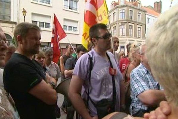 Une partie des 197 salariés devant le tribunal de commerce de Boulogne-sur-Mer jeudi 25 juillet 2013