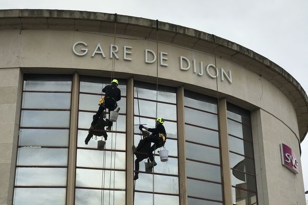 Les cordistes en plein travail sur la rotonde de la gare de Dijon, ce jeudi 9 mars 2017.