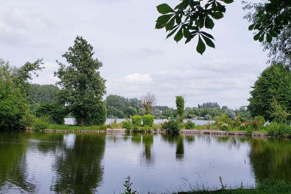 Lac d'Ardres par temps gris et sec.