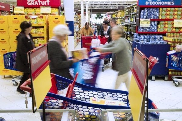 ILLUSTRATION - Chariot ou panier en main, les courses sont de plus en plus une "corvée"