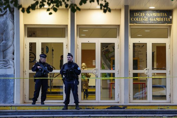 Des policiers devant l'entrée du lycée Gambetta d'Arras, où un professeur d'histoire-géographie a été tué vendredi 13 octobre 2023.