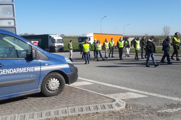 La stratégie appliquée ce matin : marcher sur les rond-points pour ralentir les poids-lourds.