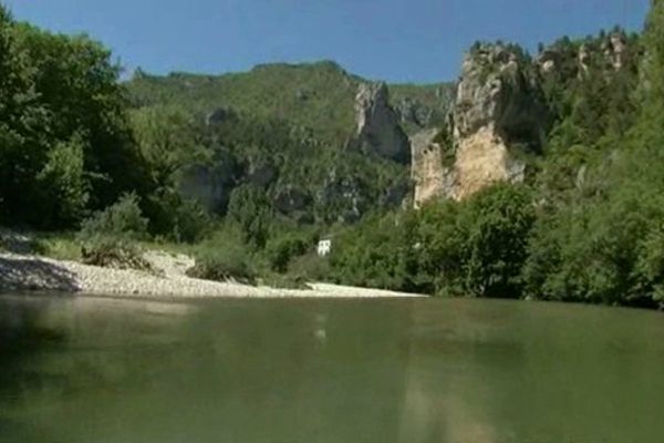 Une balade au fil de l'eau avec les bateliers de la Malène, dans un décor de rêve des Gorges du Tarn