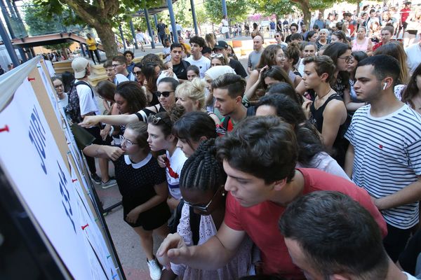 Les bacheliers 2020 ne connaîtront pas le stress de la découverte des résultats devant les grilles des lycées. Ce qui soulage beaucoup, mais en déçoit aussi certains.