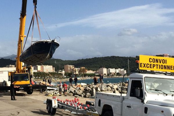 31/10/2018 - L'évacuation des épaves de bateaux échoués après la tempête Adrian a commencé à Ajaccio (Corse du Sud)