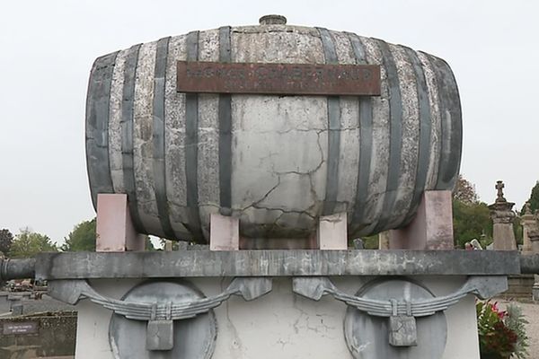 Léonce Chabernaud s’est fait construire une tombe en forme de tonneau sur rails.