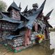 Un château flottant qui semble tout droit sorti d'un livre pour enfant.