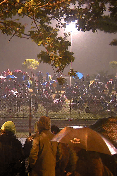 des milliers de spectateurs ont bravé la pluie et la nuit pour assister aux 24 heures du Mans placé sur le virage du Tertre Rouge au Mans