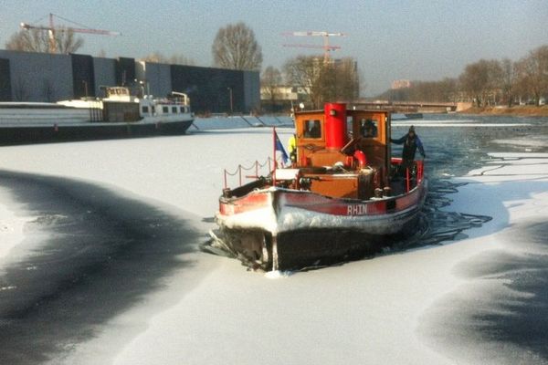 Brise-glace sur le Rhin