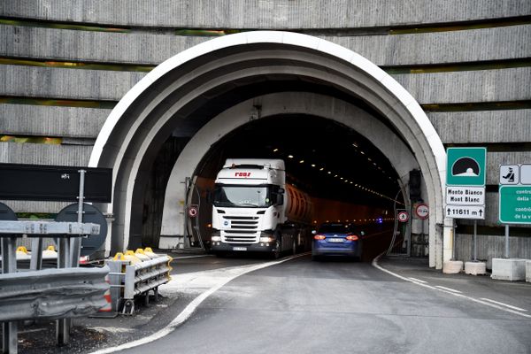 Un poids lourd sortant du tunnel du Mont-Blanc, côté français, le 12 janvier 2017.