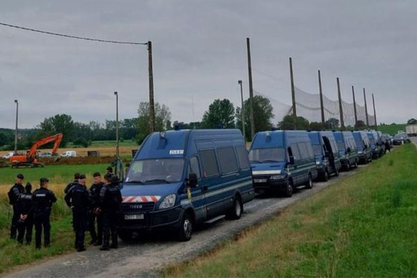 Les 7 cars de CRS sont arrivés aux alentours de 7 heures du matin afin d'empêcher les manifestants de rejoindre le terrain de foot.