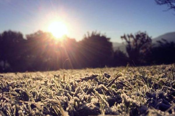 Gelée matinale sur le Pays Basque. Le soleil se lève et va réchauffer tout ça...
