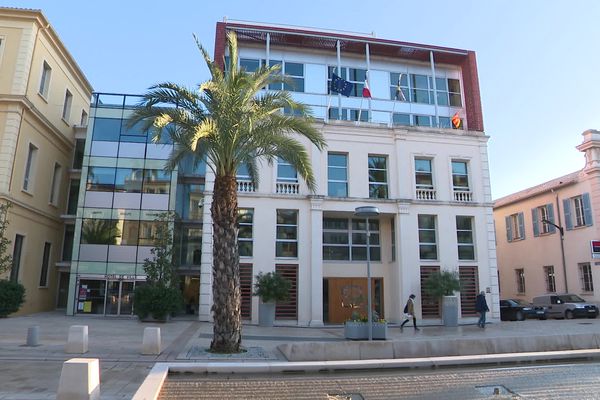 Hyères-les-Palmiers (Var), l'hôtel de ville a reçu des menaces par mail début d'après-midi ce mercredi 25 octobre.