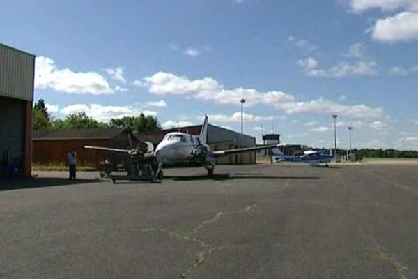 Une étude confirme le mauvais état de la piste de l’aéroport d’Auxerre-Branches. l'Exception des basés, la plateforme reste fermée jusqu'au 15 septembre 2015