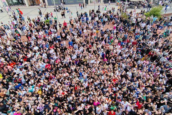 Plus d'un millier de fans du Youtubeur picard Michou ont assisté à l'inauguration de son restaurant à Amiens samedi 8 juin 2024.