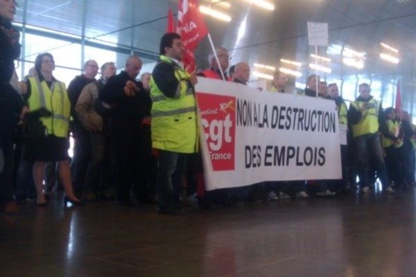 Une centaine de salariés en grève chez Air France à Toulouse le 14 novembre 2013