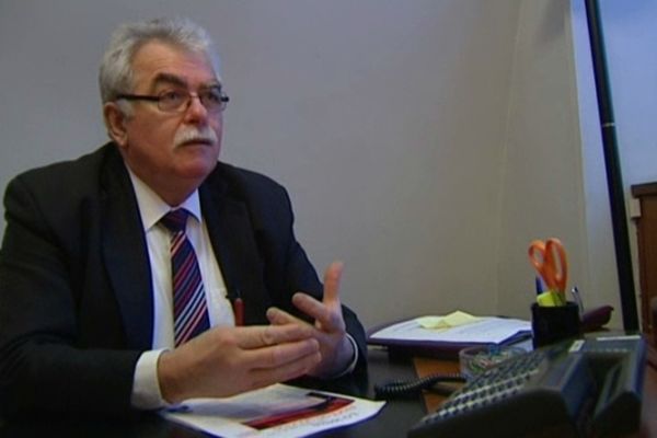 André Chassaigne, à son bureau de député à l'Assemblée nationale