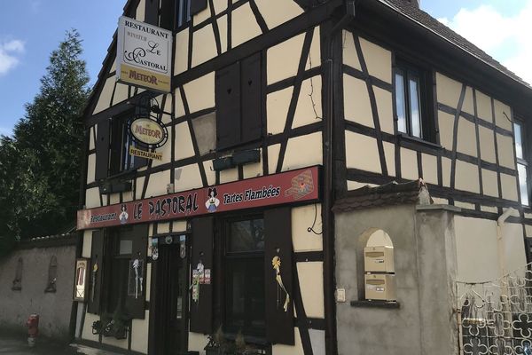 Le bébé a été retrouvé devant ce restaurant samedi 27 avril vers 23h45.