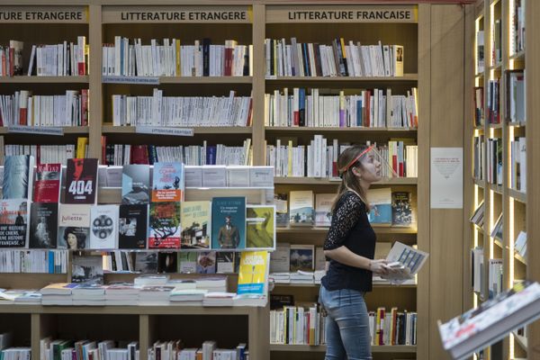 Contrairement à la France, la Belgique autorise les librairies à rester ouvertes pendant le confinement.