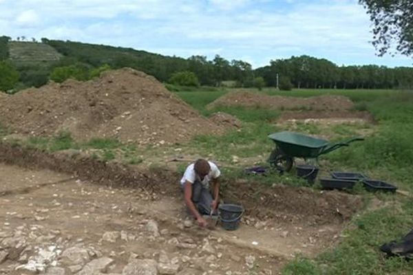 Une dizaine d'archéologues soupçonnent la présence d'un sanctuaire dans ce site antique d'Arlinde, dans le Gard - 15 juin 2016