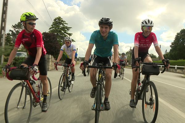 Trois jeunes Bretons, Kyllian, Gurvan et Noé, sur les routes du Paris-Brest-Paris des jeunes en ce 15 août 2023.