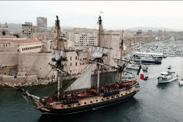 L'Hermione a quitté le Vieux Port de Marseille ce matin vers 9H30