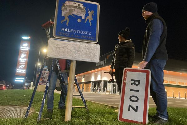 À Rioz, en Haute-Saône, les agriculteurs de la FDSEA ont démonté le panneau d'entrée du village pour l'accrocher aux grilles de la préfecture, à Vesoul. Il sera ensuite échangé et placé dans une autre commune.