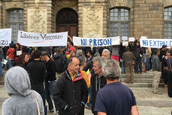 Comité de soutien à Vincenzo Vecchi devant le parlement de Bretagne à Rennes - 14/08/2019