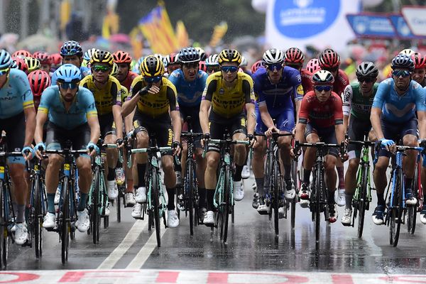 Le peloton passe la ligne d'arrivée de la 8e étape de la Vuelta, le 31 août 2019 à Igualada, deux jours avant l'arrivée des coureurs à Pau. 
