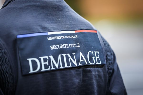 Les services de déminage ont été mandatés sur place pour procéder à l'inspection de l'hôtel de Ville.