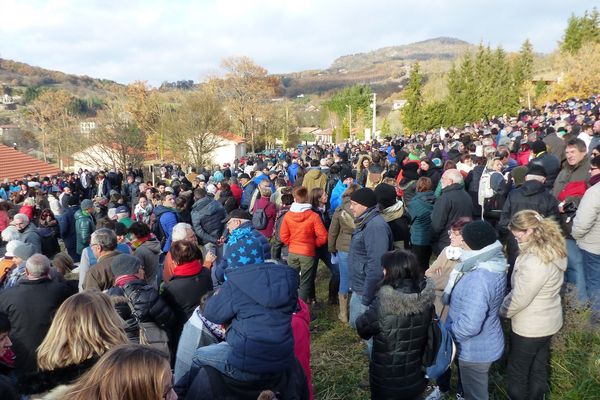 Environ 2.500 personnes se sont rassemblées à Rosières (Haute-Loire) pour protester contre un projet de goudronnage d'un chemin.